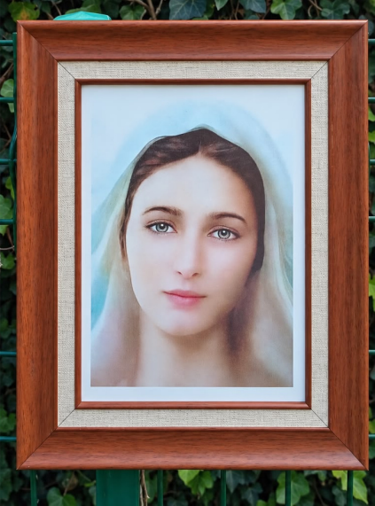 Cuadro de la Virgen con marco caoba tradicional