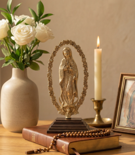 Virgen de Guadalupe dorada con base de madera caoba