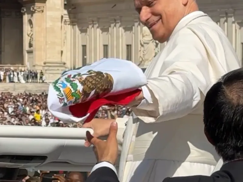 El Papa León XIV recibe la bandera de México